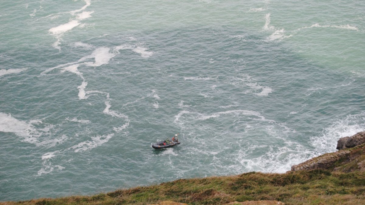 Una lancha del operativo recorre la costa de Isla.