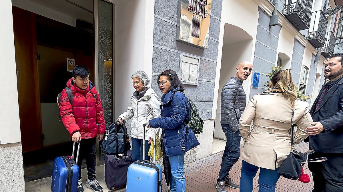 Un grupo de turistas abandona un hotel en la zona centro de Valladolid en una foto de archivo.