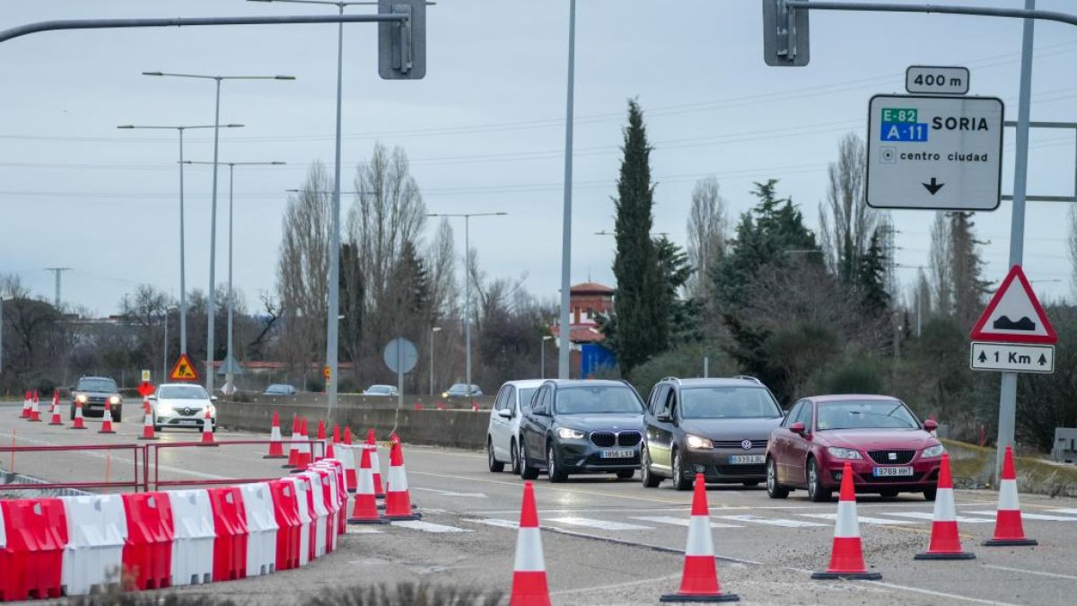 Vehículos discurren por un único carril disponible en la VA-20, entre las carreteras de Soria y Segovia.