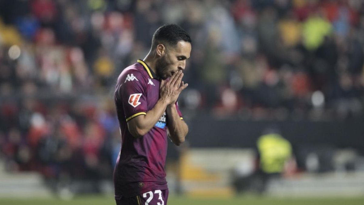 Anuar se lamenta durante un lance del último partido del Real Valladolid en Vallecas.