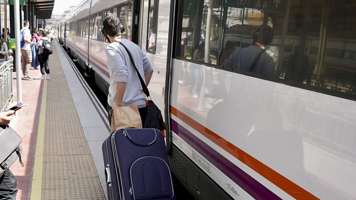 Tren de Media Distancia en la estación de Valladolid en una imagen de archivo
