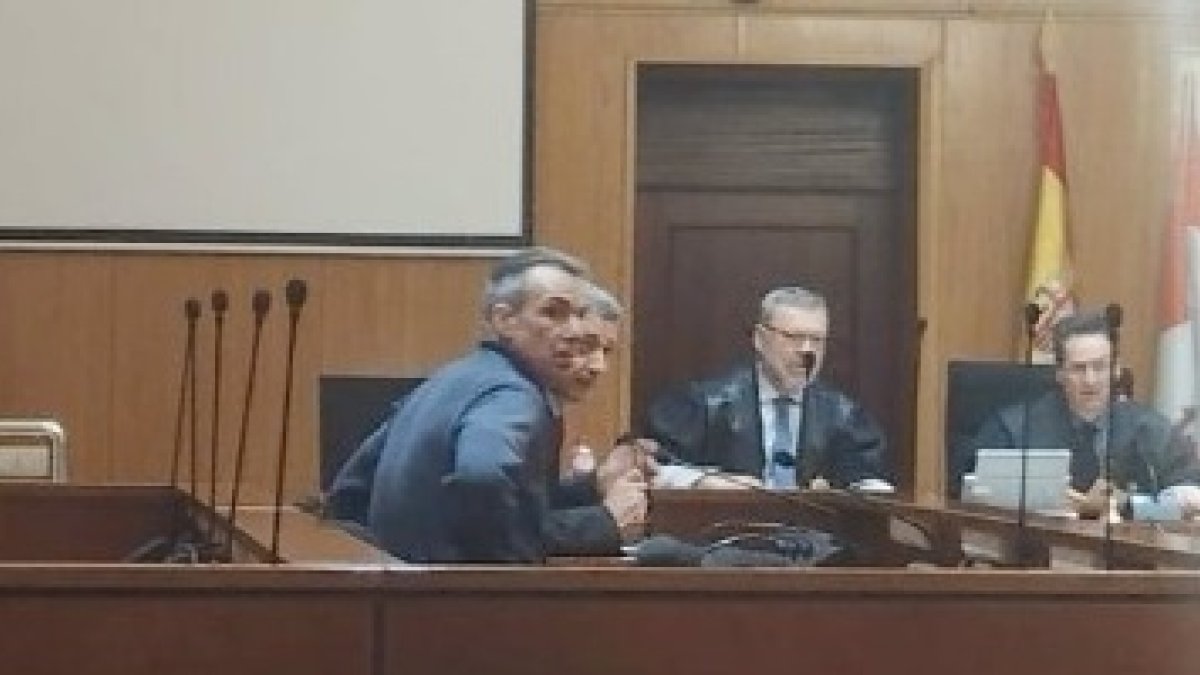 El acusado de tráfico de drogas junto a su letrado en el banquillo durante el juicio