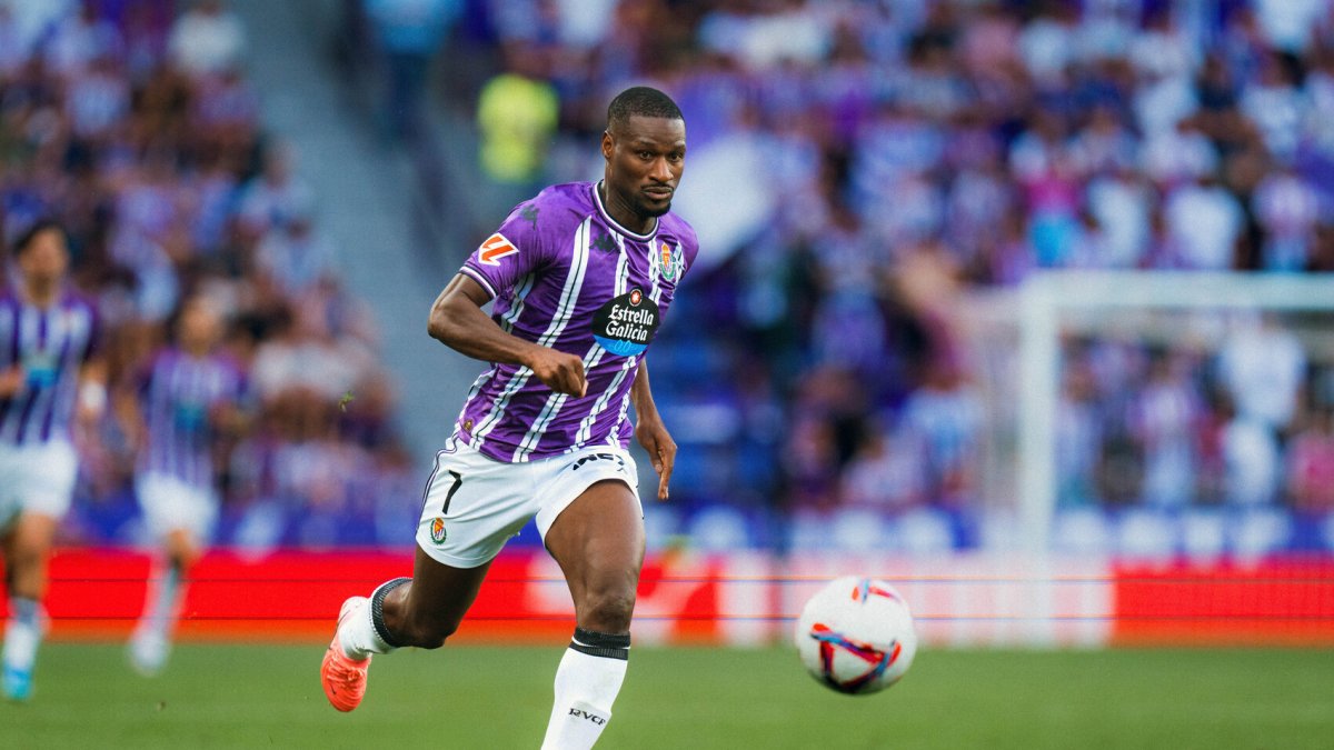 Sylla corre tras el balón.