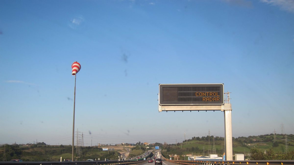 Un cartel alerta de un radar en autovía, imagen de archivo