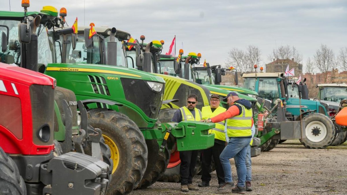 Agricultores participantes en el segundo día de tractorada en la calle Mieses