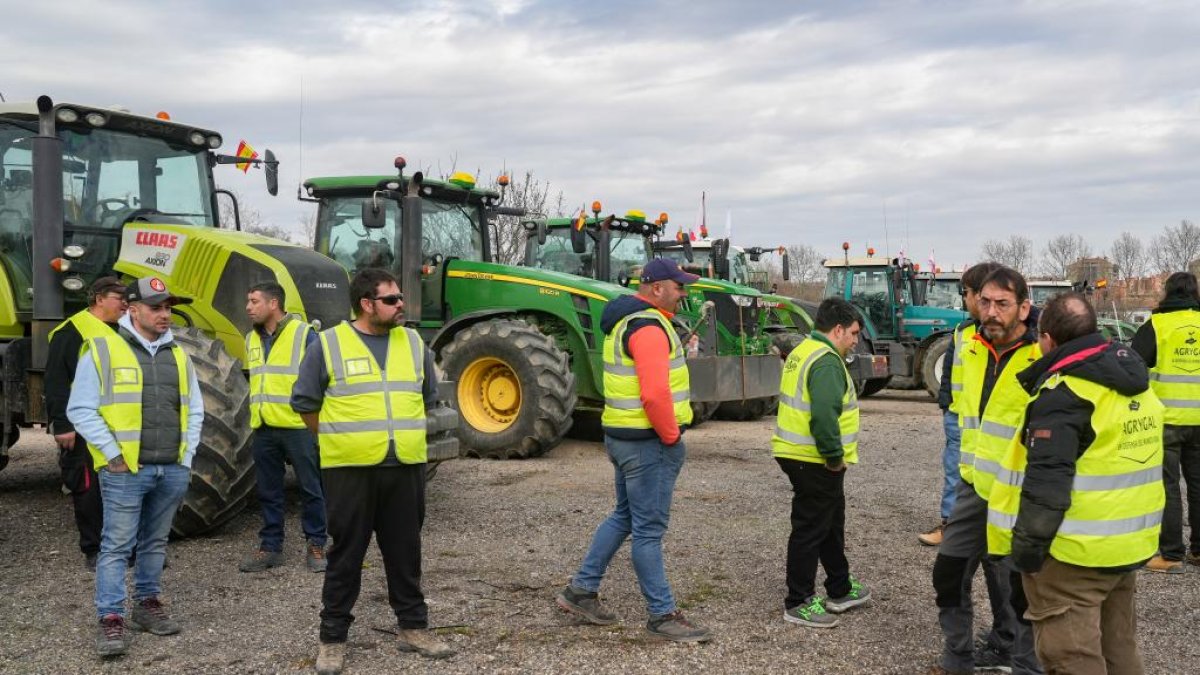 Tractores acampados antes de la salida hacia las Cortes