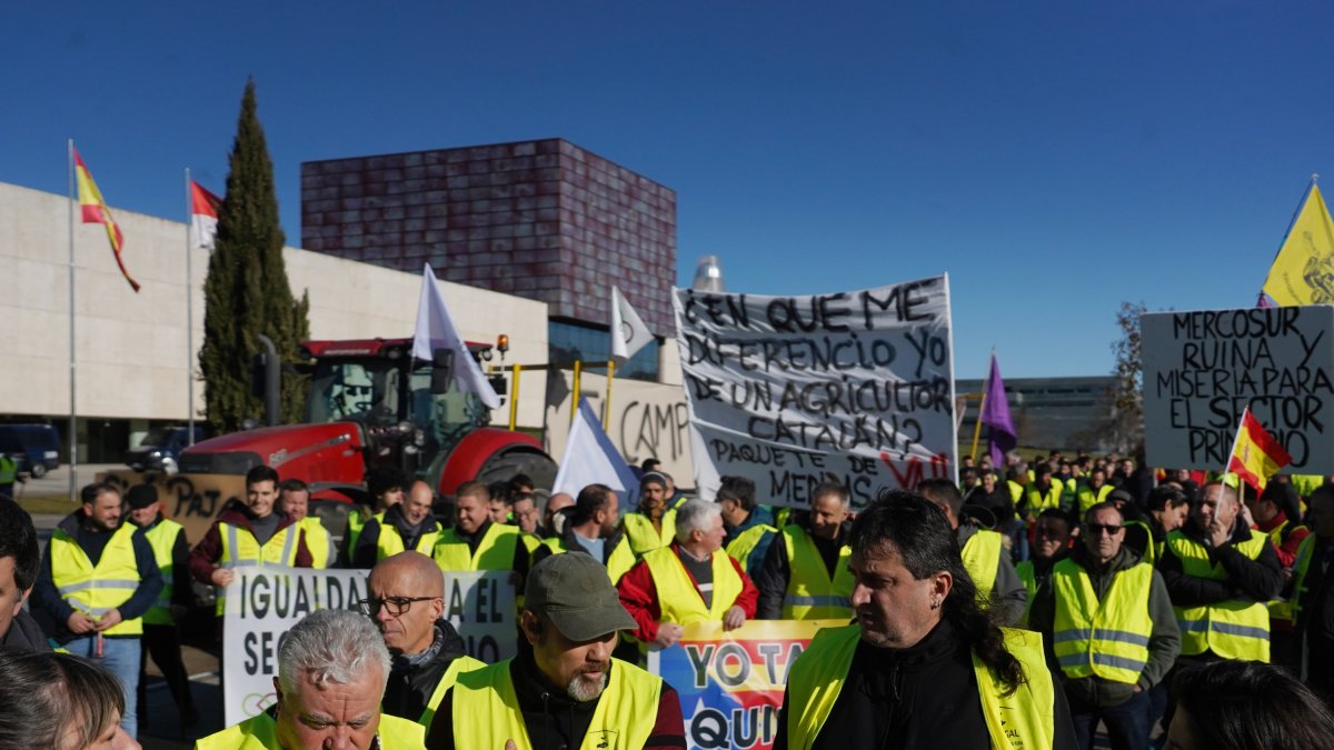 El sector agrario y ganadero, convocado por Unaspi, protesta ante las Cortes, bajo el lema Por el futuro del campo español, quedarse en casa no es la solución.