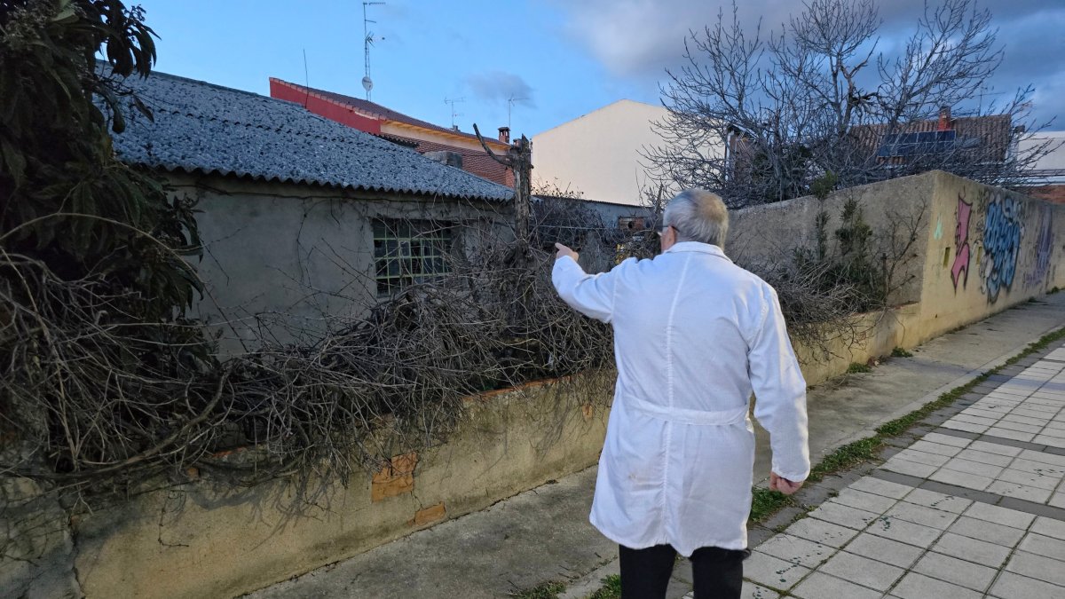 Una persona señala la ventana por la que accedieron los ladrones en las naves de la calle Villafrechós.