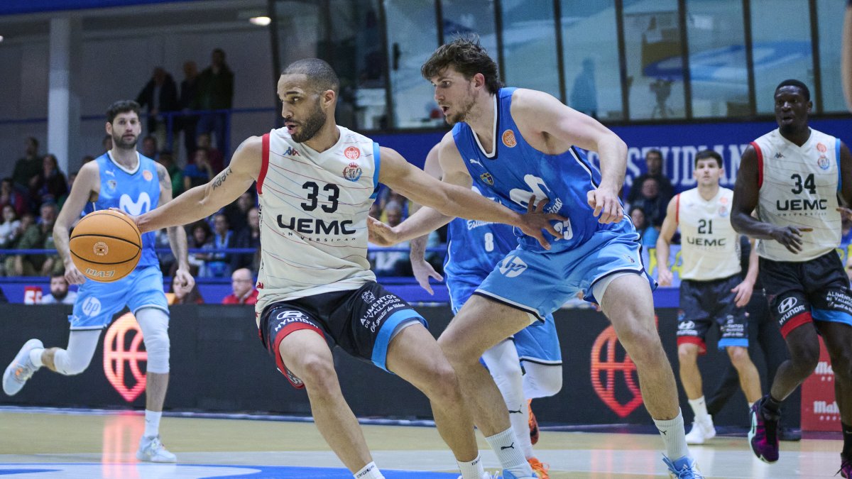 Mike Torres conduce el balón en el Magariños ante el Estudiantes.