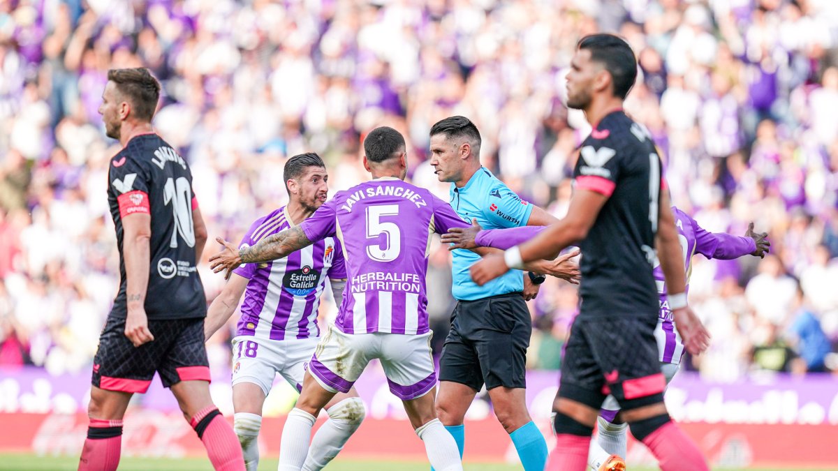Escudero y Javi Sánchez protestan a Ortiz Arias por el gol 'robado' en 2023.