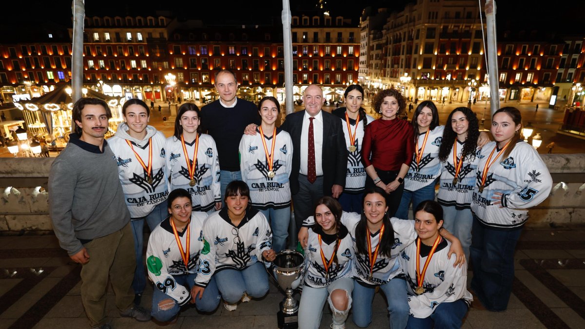 Jugadoras de Panteras y su entrenador rodean al alcalde y los concejales Pellitero y Martínez.