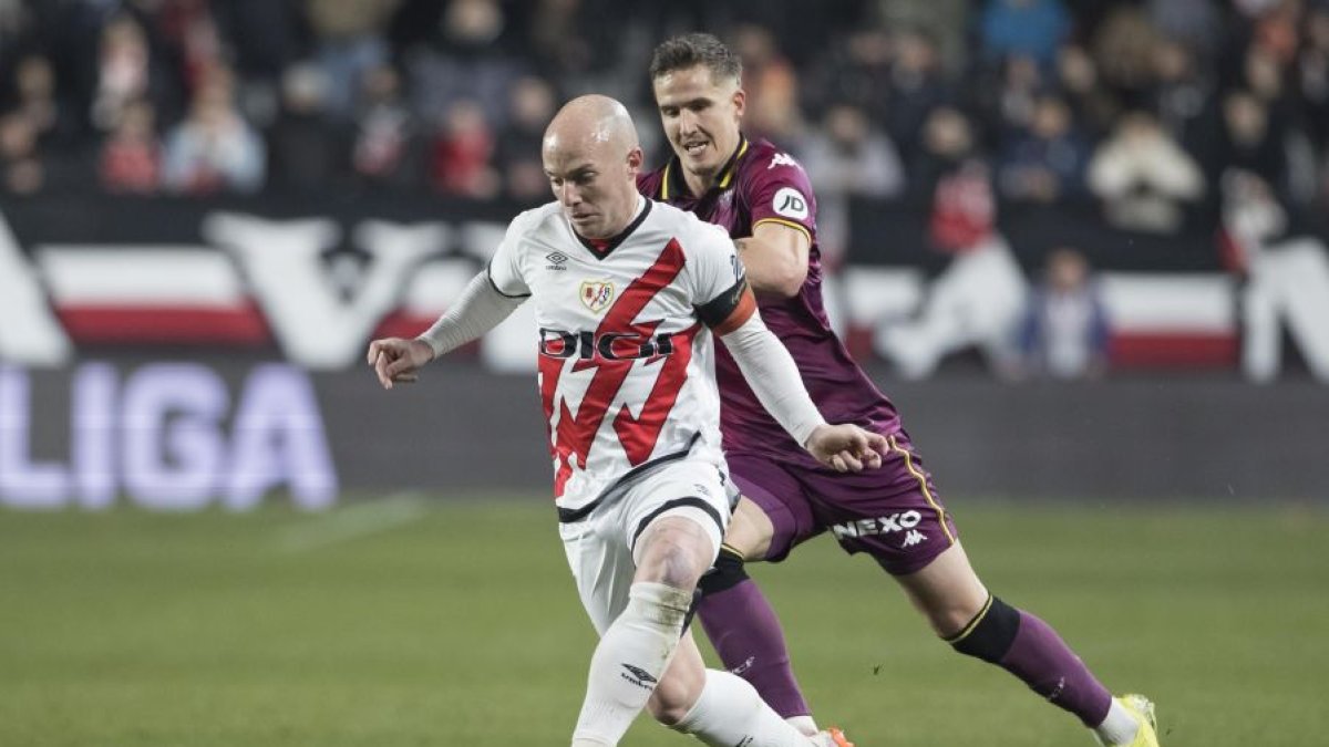 Nikitscher persigue a Isi en el reciente Rayo-Real Valladolid.