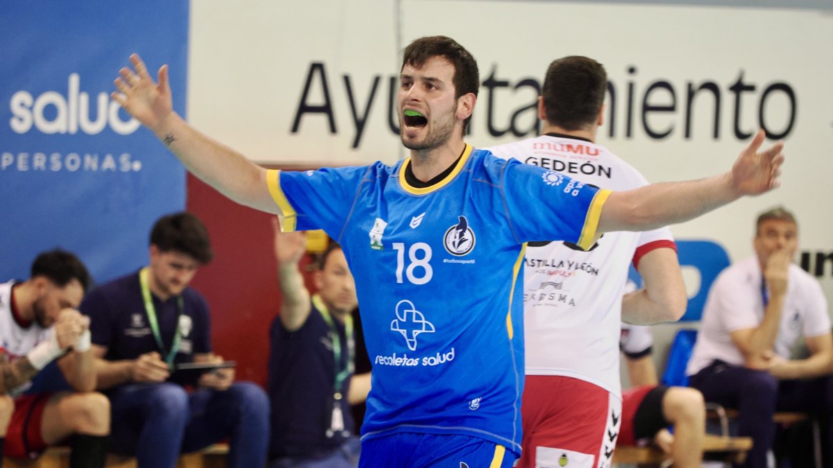Álvaro Martínez, eufórico tras un gol decisivo del final del encuentro.