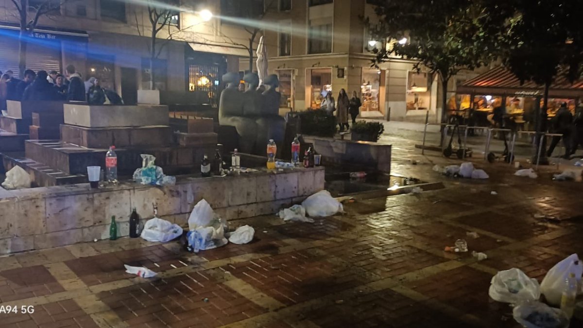 Imagen de la plaza de Coca tras una noche de fiesta