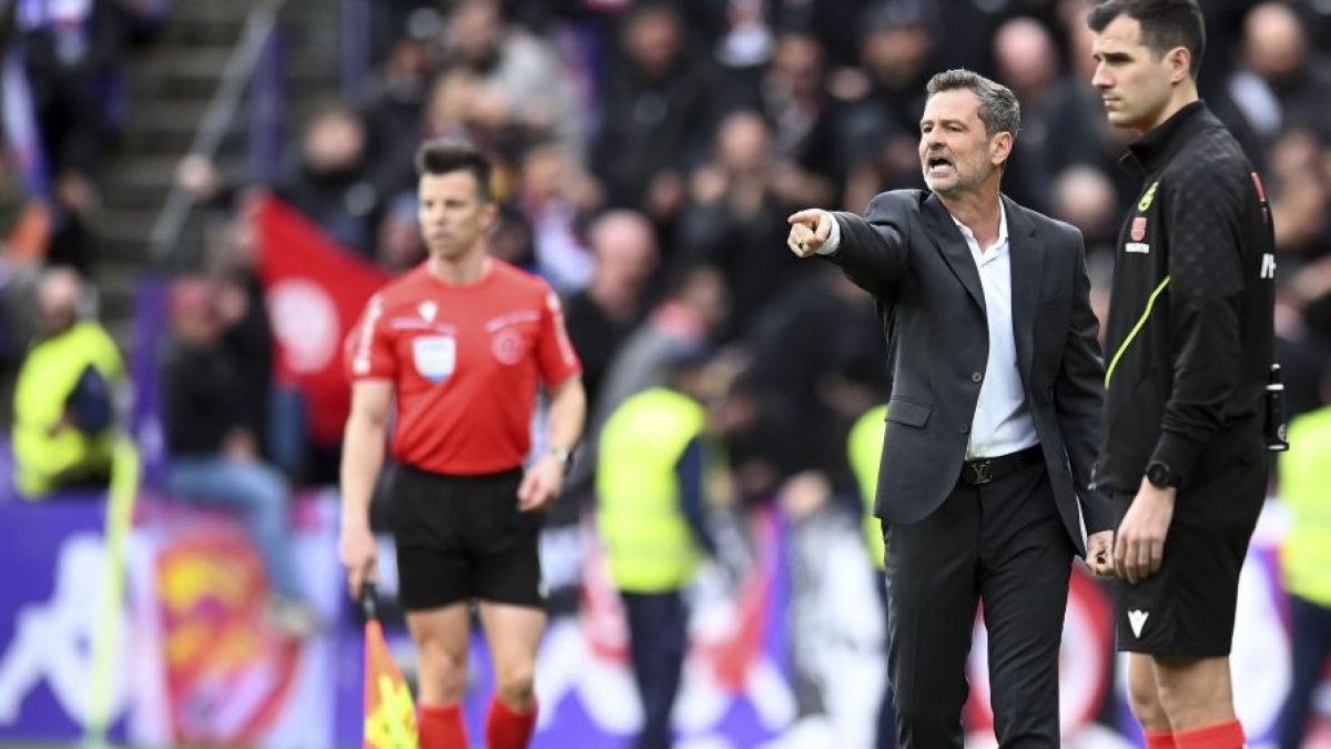 ´Diego Cocca hace indicaciones durante el partido entre el Real Valladolid y el Sevilla en Zorrilla.