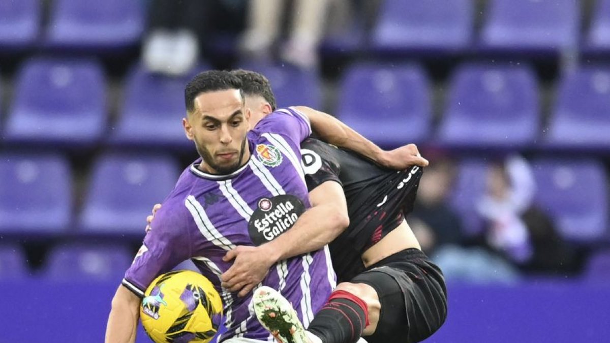 Anuar, protege el balón en una acción del partido ante el Sevilla en Zorrilla.