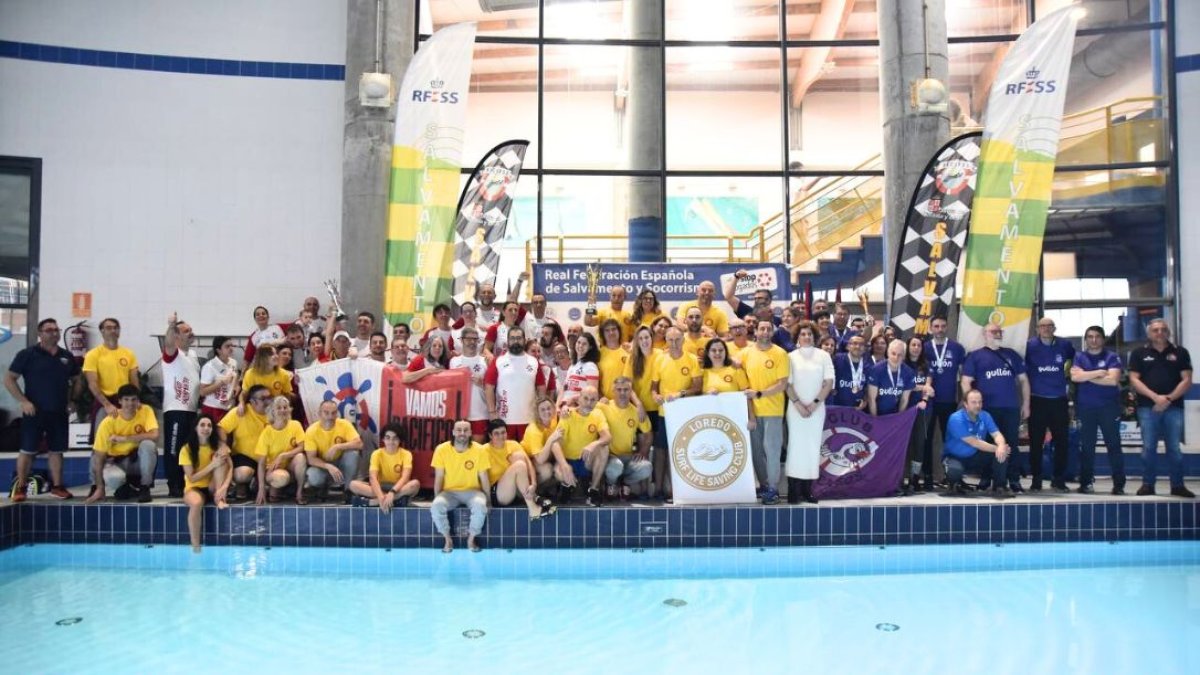 Foto de familia del Campeonato de España Máster de Piscina de Salvamento y Socorrismo celebrado en Valladolid.