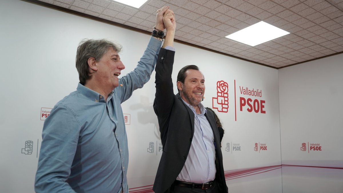 Carlos Martínez y Óscar Puente en la sede del PSOE de Valladolid.