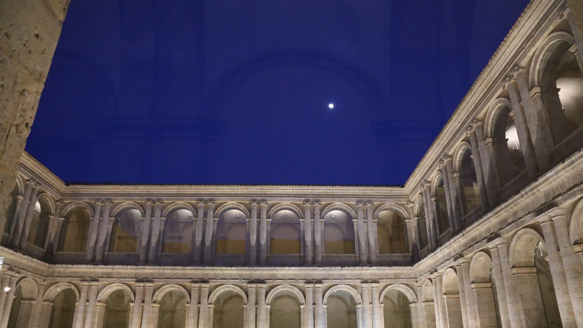 Una imagen nocturna del Museo Patio Herreriano.