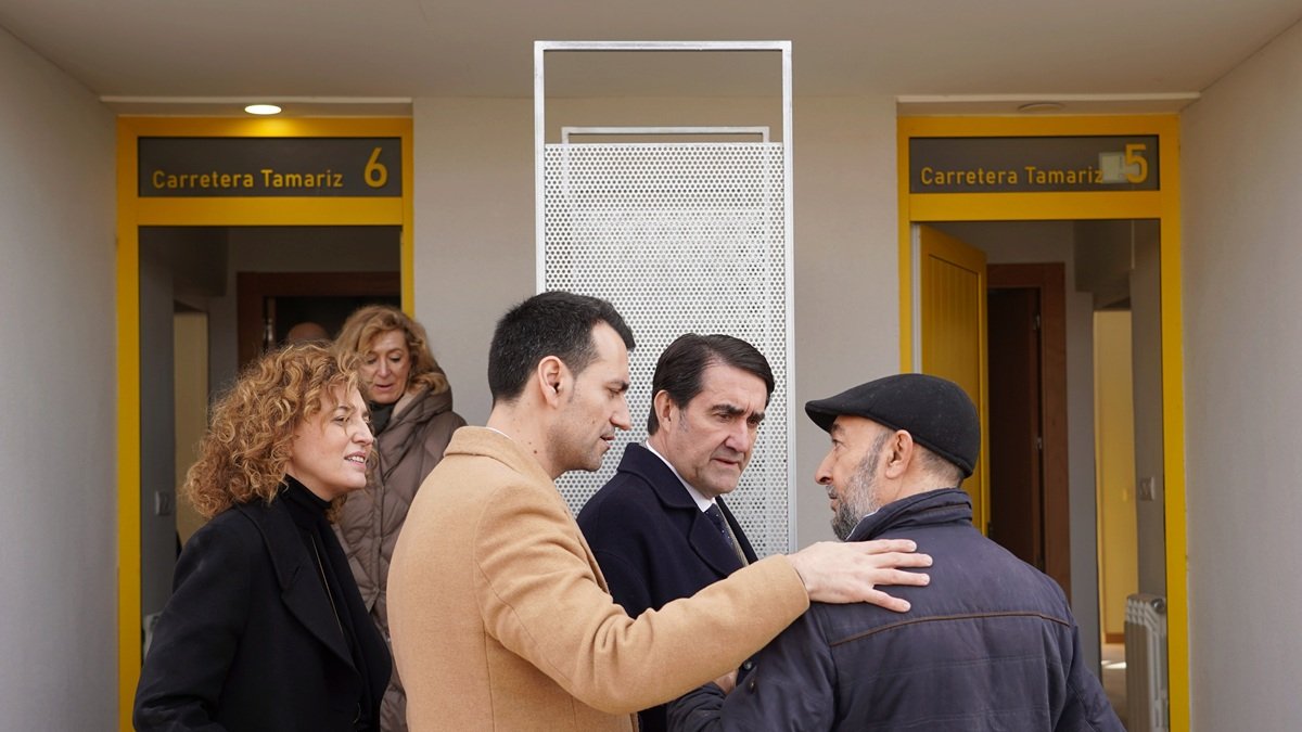 La directora de Vivienda, María Pardo, el alcalde de Rioseco, David Esteban, y el consejero de Vivienda, Juan Carlos Suárez-Quiñones.