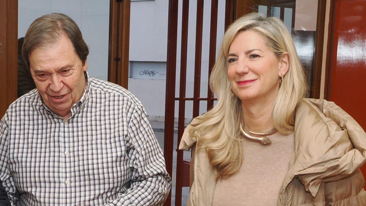 Luis Miguel Trapote, presidente de la Asociación de Vecinos de Las Delicias, e Irene Carvajal, primera teniente de alcalde y concejal de Educación y Cultura en una imagen de archivo de la reunión del pasado jueves 13.