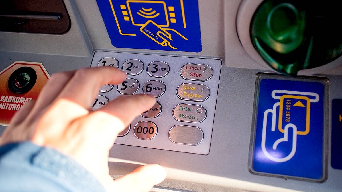 Un usuario retira dinero en efectivo de un cajero automático. PXB / CCO