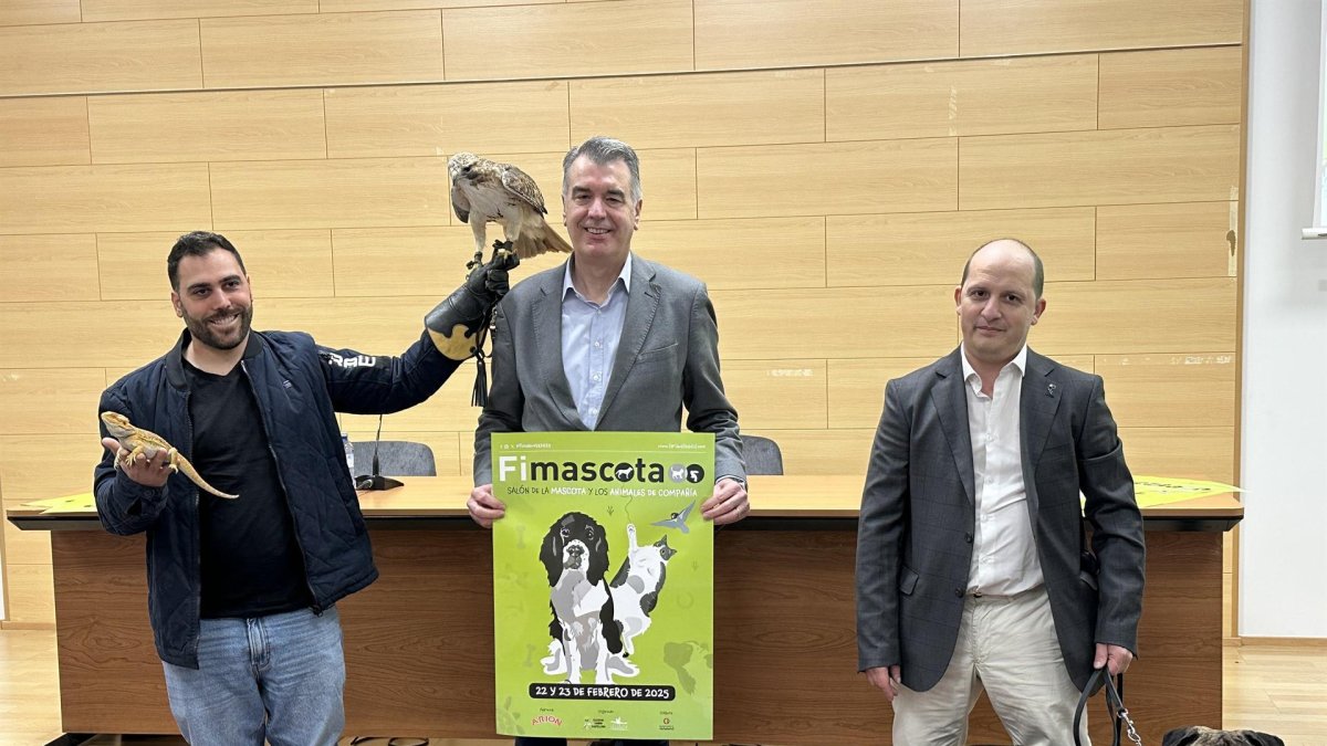 Alberto Alonso, director de la Feria de Valladolid en la presentación del evento junto al presidente de Sociedad Canina Castellana y el responsable de Avesaurio.