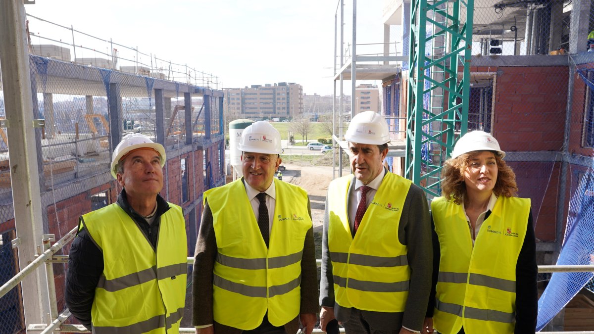 Ignacio Zarandona, Jesús Julio Carnero, Juan Carlos Suárez-Quiñones y María Pardo visitan las obras de las viviendas de la calle Jardines de Sabatini.