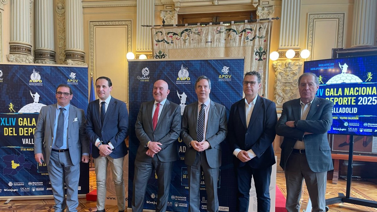 Organizadores, autoridades y patrocinadores, en el Ayuntamiento.