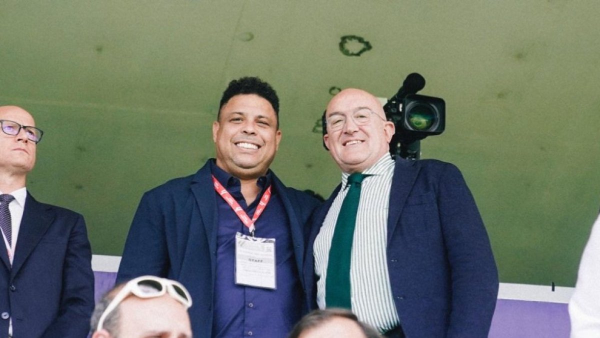 Ronaldo Nazário y Jesús Julio Carnero, durante un partido fuera del Real Valladolid. 