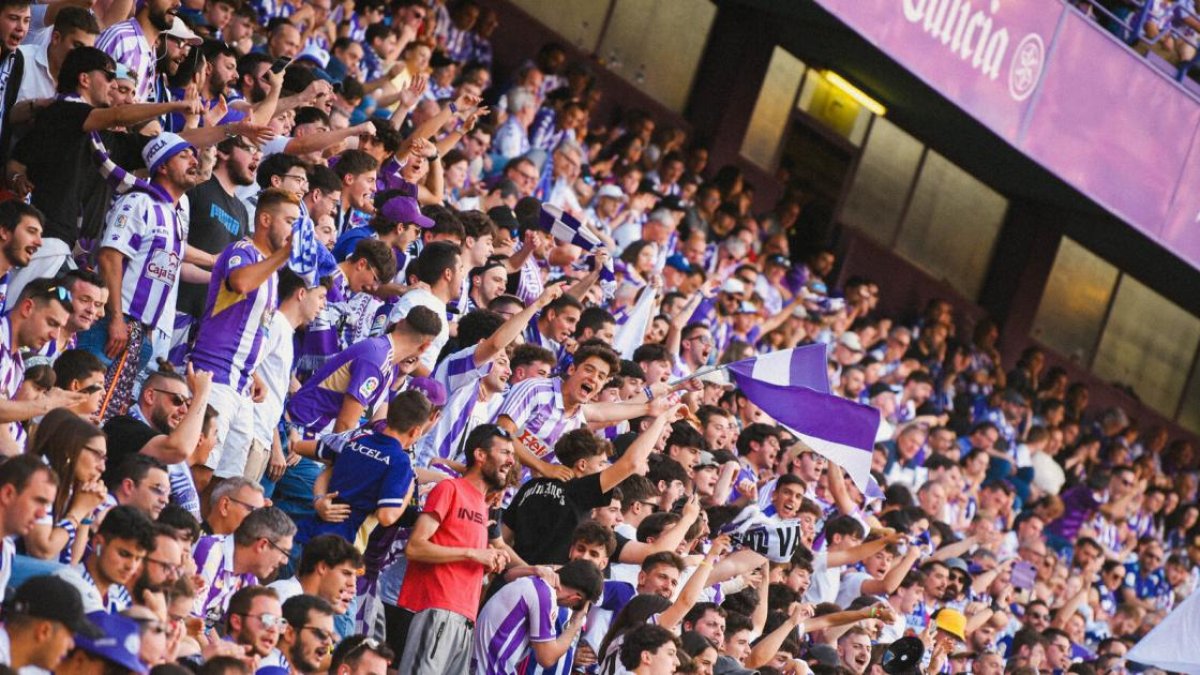 Aficionados blanquvioleta, durante un partido en el José Zorrilla.