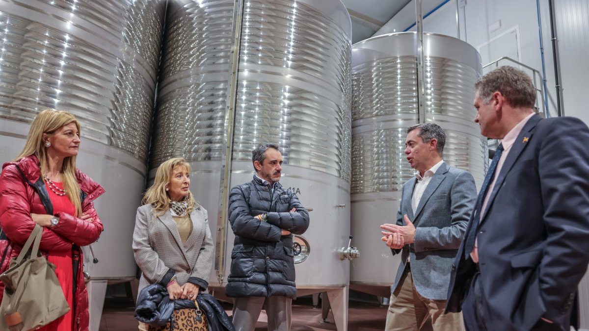 Rebeca Arroyo, Isabel Pérez y David Hierro durante su encuentro con representantes de la DO Rueda.