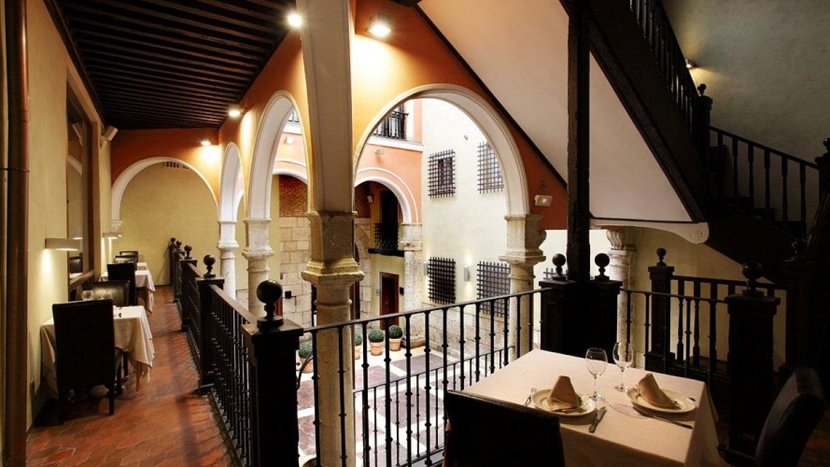 Imagen del interior del palacio con mesas del restaurante el Caballo de Troya