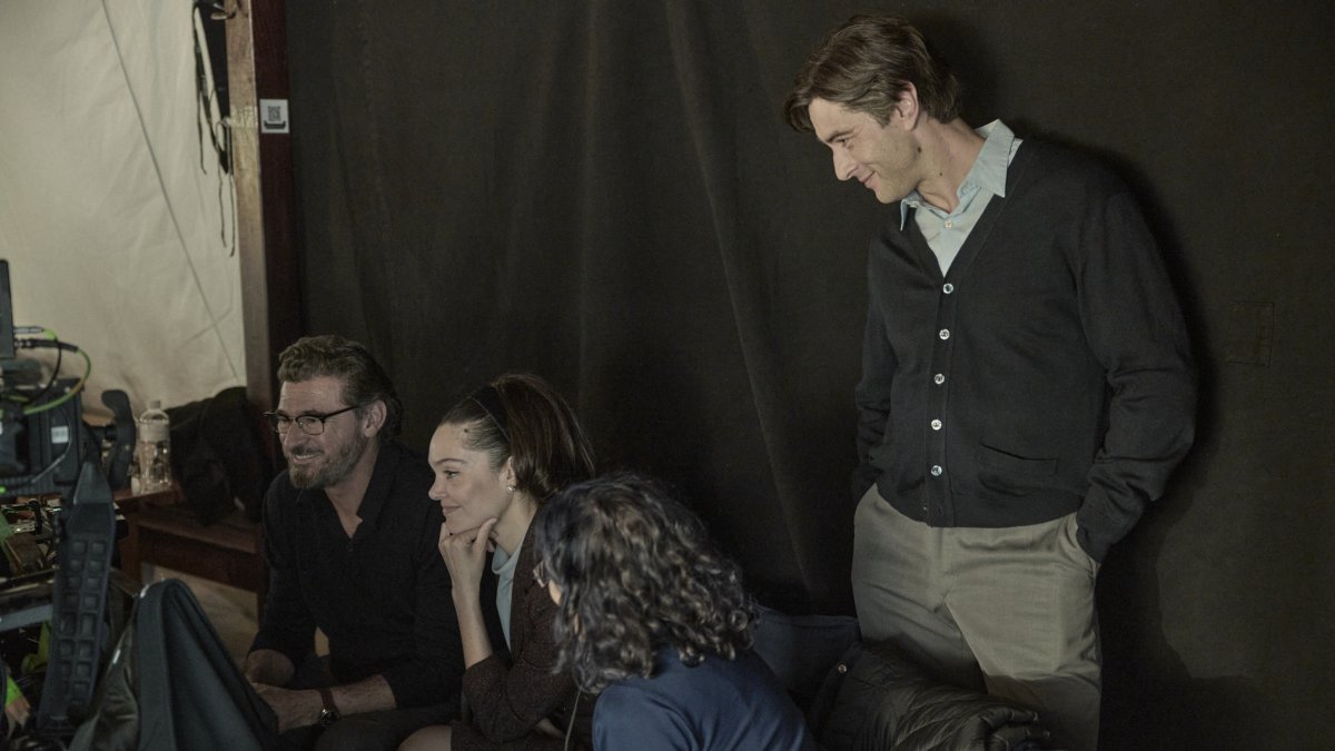 El cineasta Julio Medem, junto a los actores Javier Rey y Ana Rujas, observa el combo durante el rodaje de '8', su nueva película