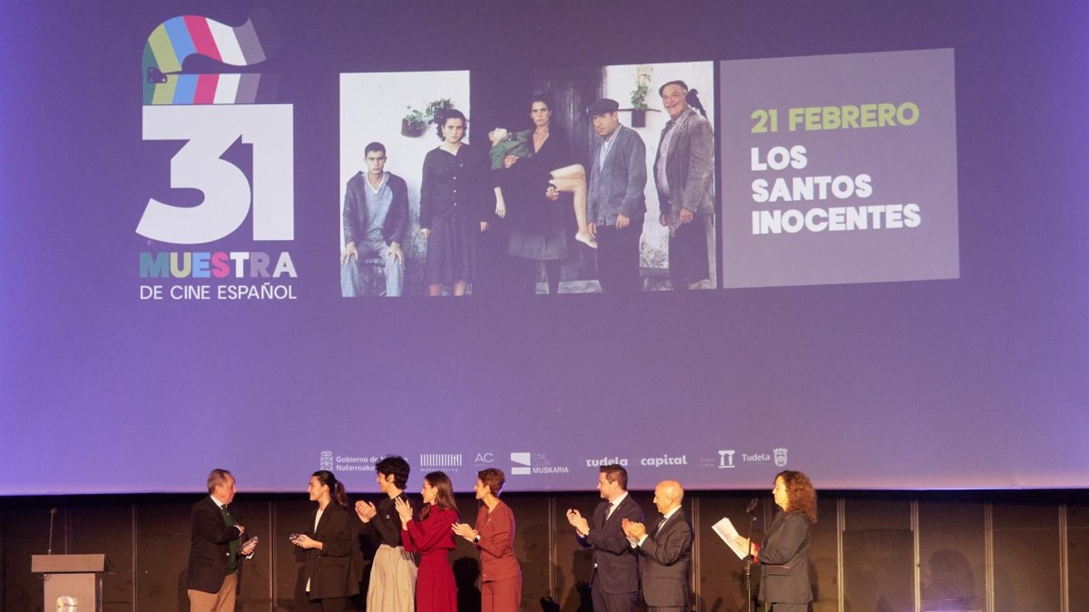 Germán Delibes, a la izquierda, recibe el aplauso de la reina y del resto de asistentes