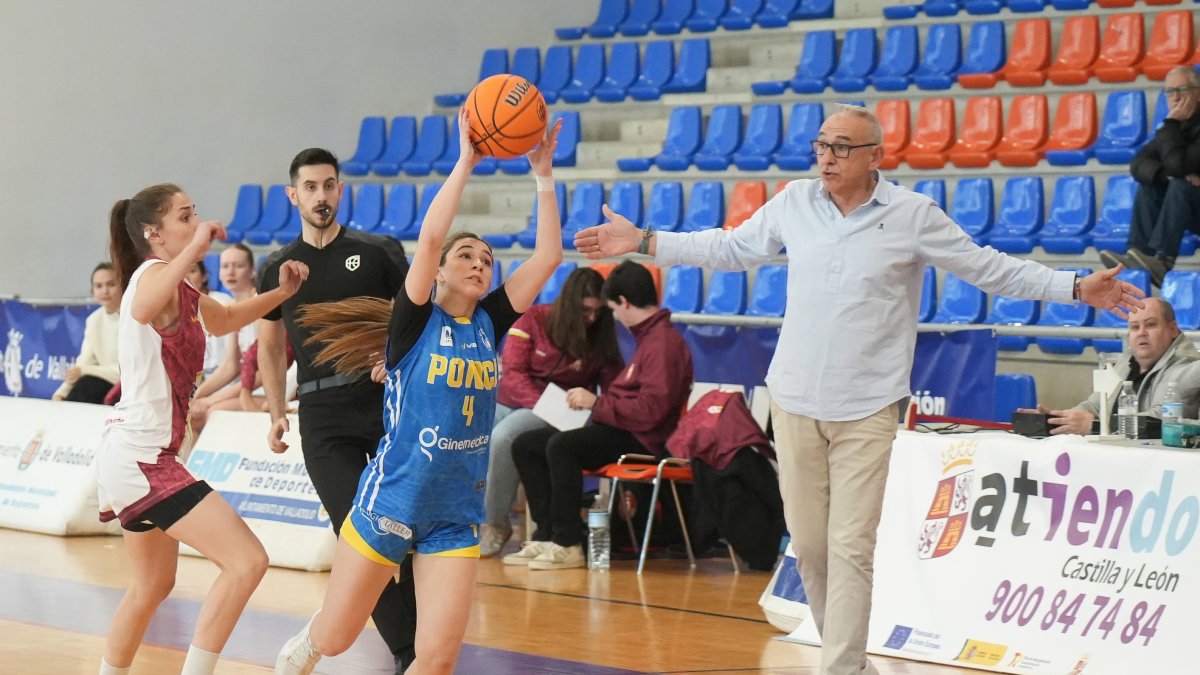 Una acción del último partido de Ponce ante el líder Unibasket.