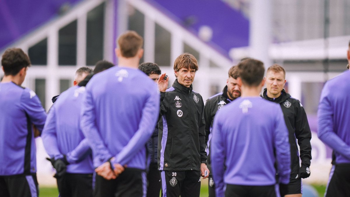 Álvaro Rubio se dirige a sus jugadores durante el último entrenamiento