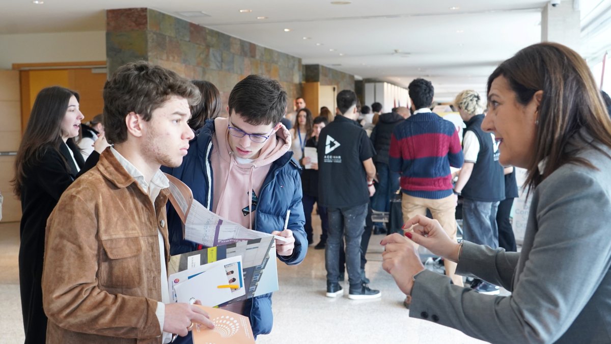 Estudiantes se interesan por las ofertas de las empresas asistentes a la Feria de Empleo.