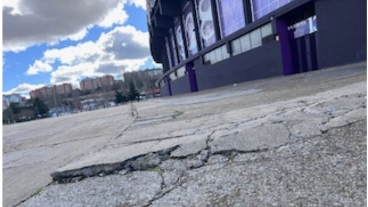 Imagen del mal estado de una de las aceras mostradas en el dossier.