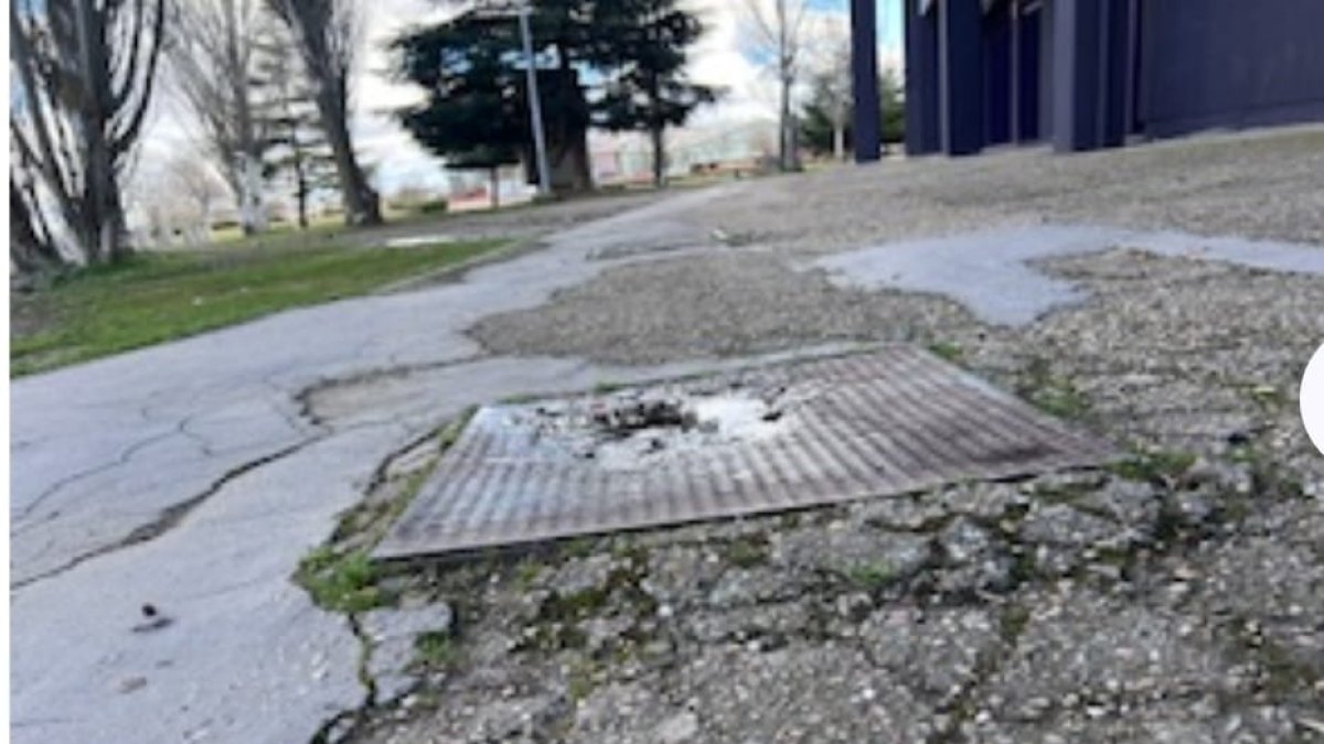 Imagen de arquetas en desnivel en los aledaños del estadio Zorrilla.