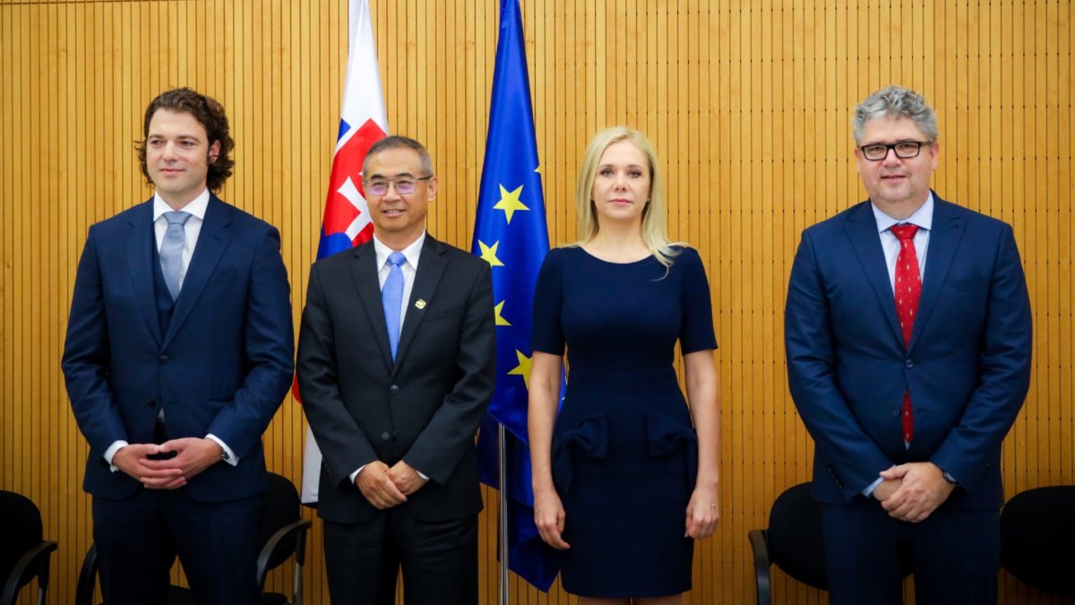 Momento de la firma del acuerdo entre el Gobierno eslovaco, Inobat y Gotion para la megaplanta de baterías de Inobat en el país eslovaco.