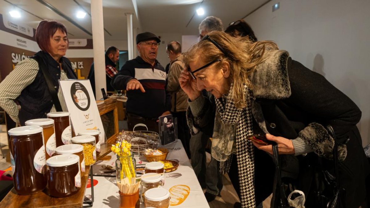 Expositores en el II Salón de la Miel en el Espacio La Granja
