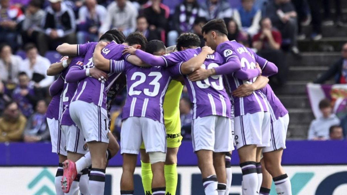 Corro de jugadores blanquivioleta antes de perpetrar su ridículo frente al Sevilla.