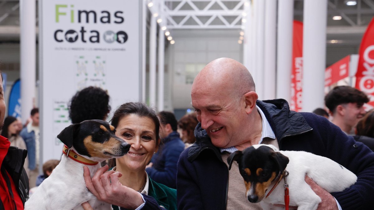 El alcalde de Valladolid, Jesús Julio Carnero, durante su visita a Fimascota.