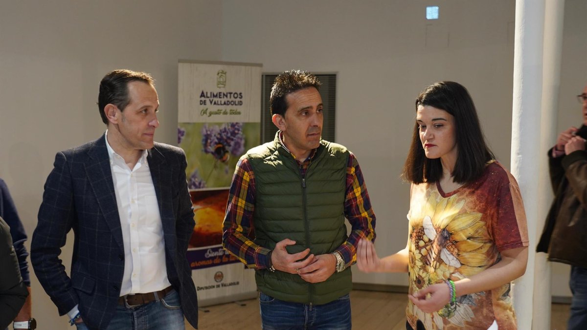 El presidente de la Diputación, Conrado Íscar, en el II Salón de la Miel de Alimentos de Valladolid.