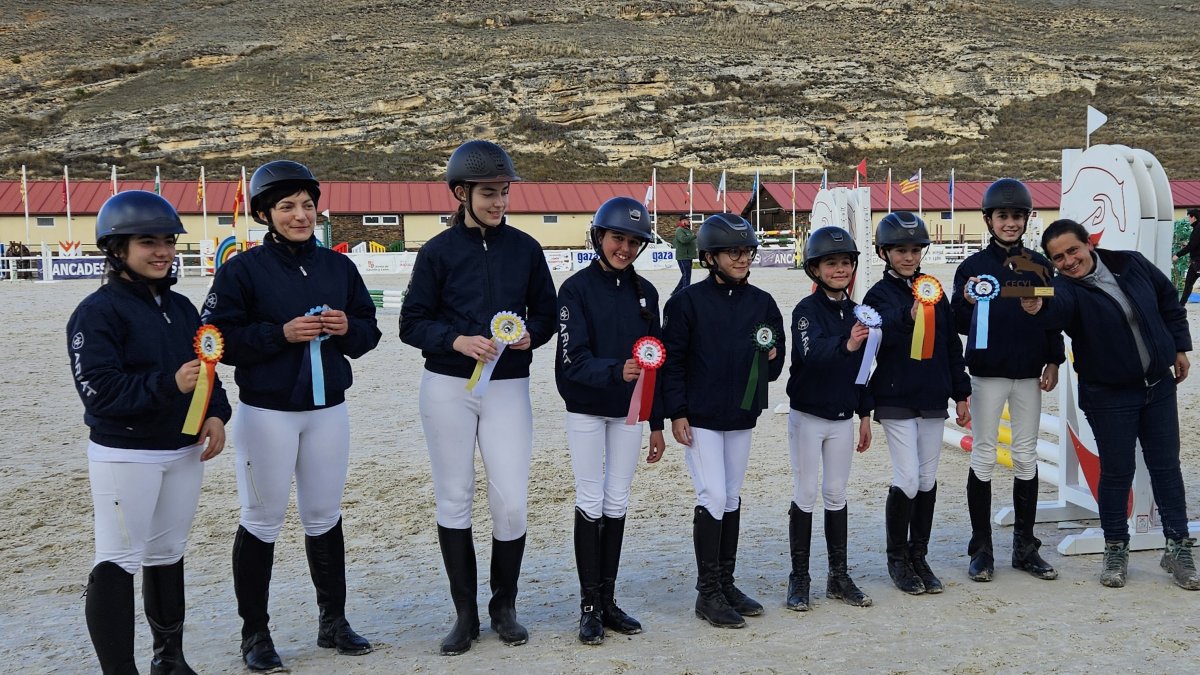 Equipo PonySchool ganador Categoría IV en la Liga Interclubes de Salto 2025.