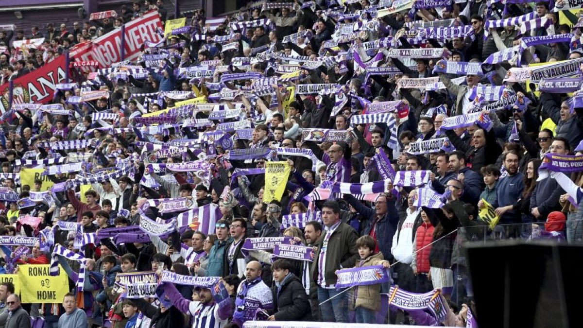 Aficionados blanquivioleta en el último partido en casa, ante el Sevilla.