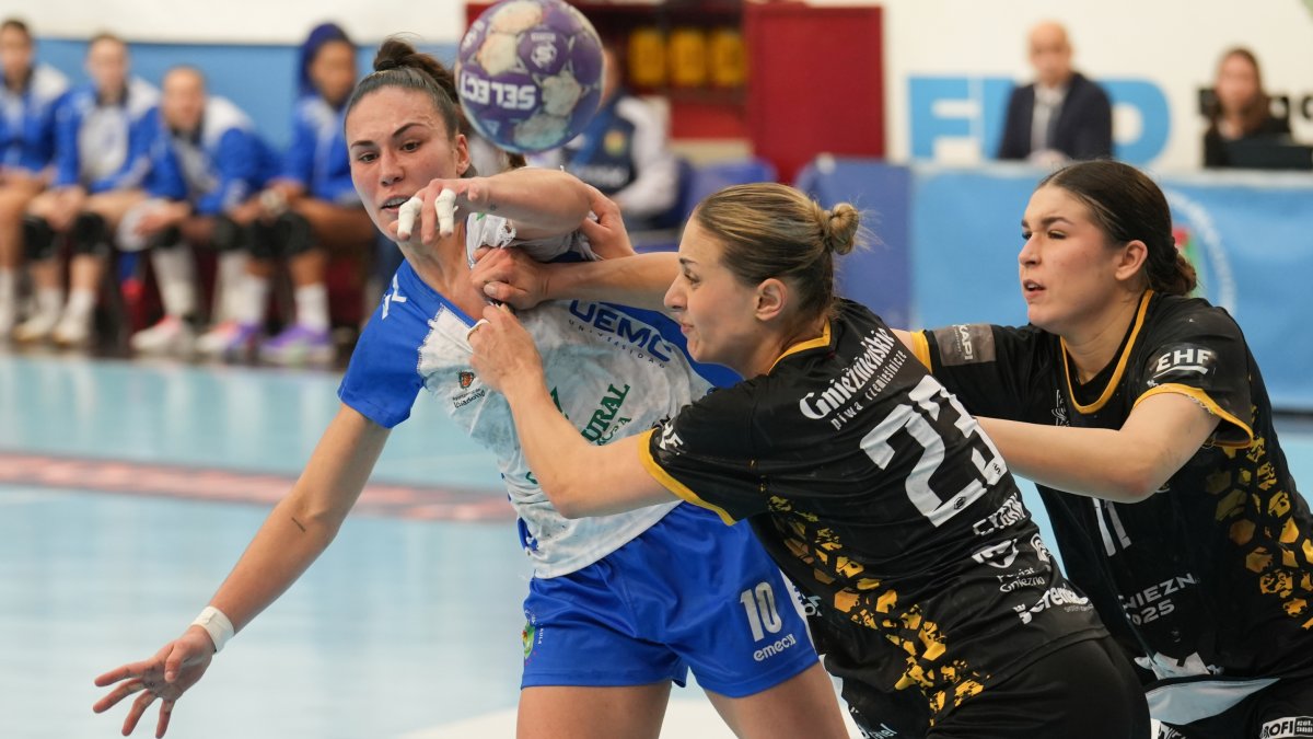 María Prieto O’Mullony intenta zafarse del férreo marcaje de una jugadora del Gniezno en la EHF European Cup.