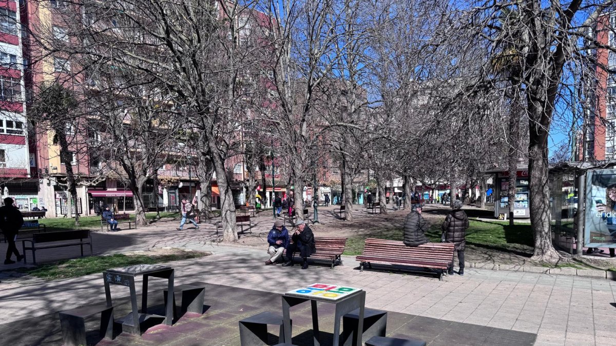 Varias personas en la plaza de San Juan de Valladolid.