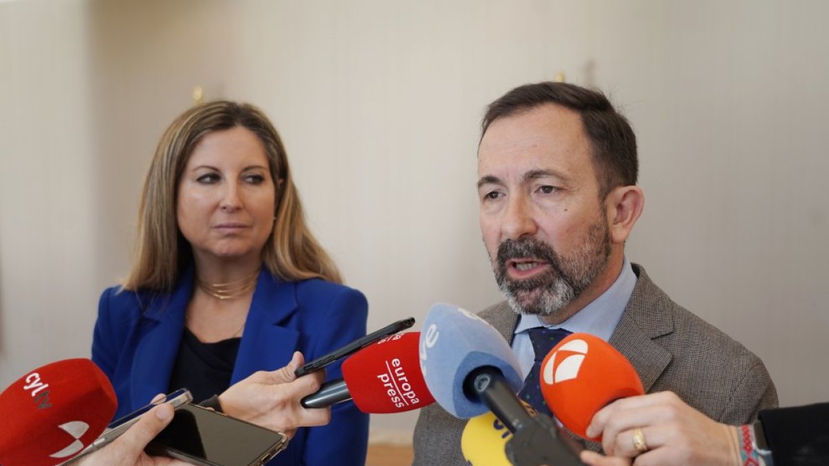 Ana Rosa Hernando y Javier Teira en su comparecencia ante los medios.